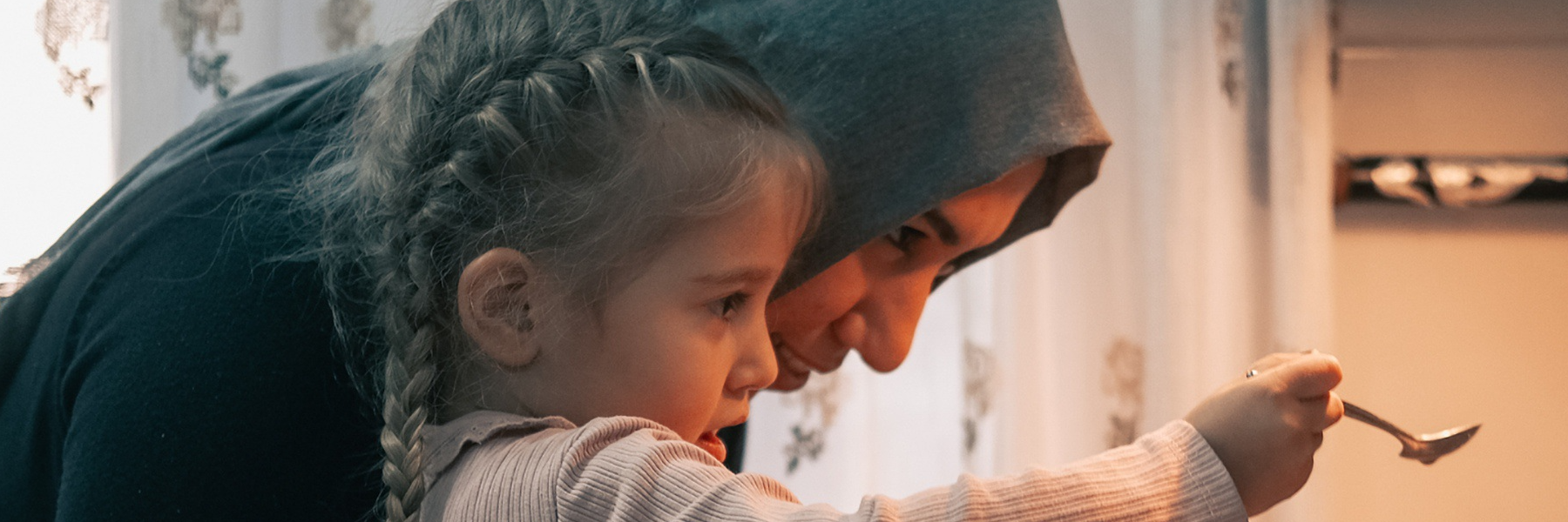 Trygg vuxen och flicka i närhet – symbol för Consulentias familjehem